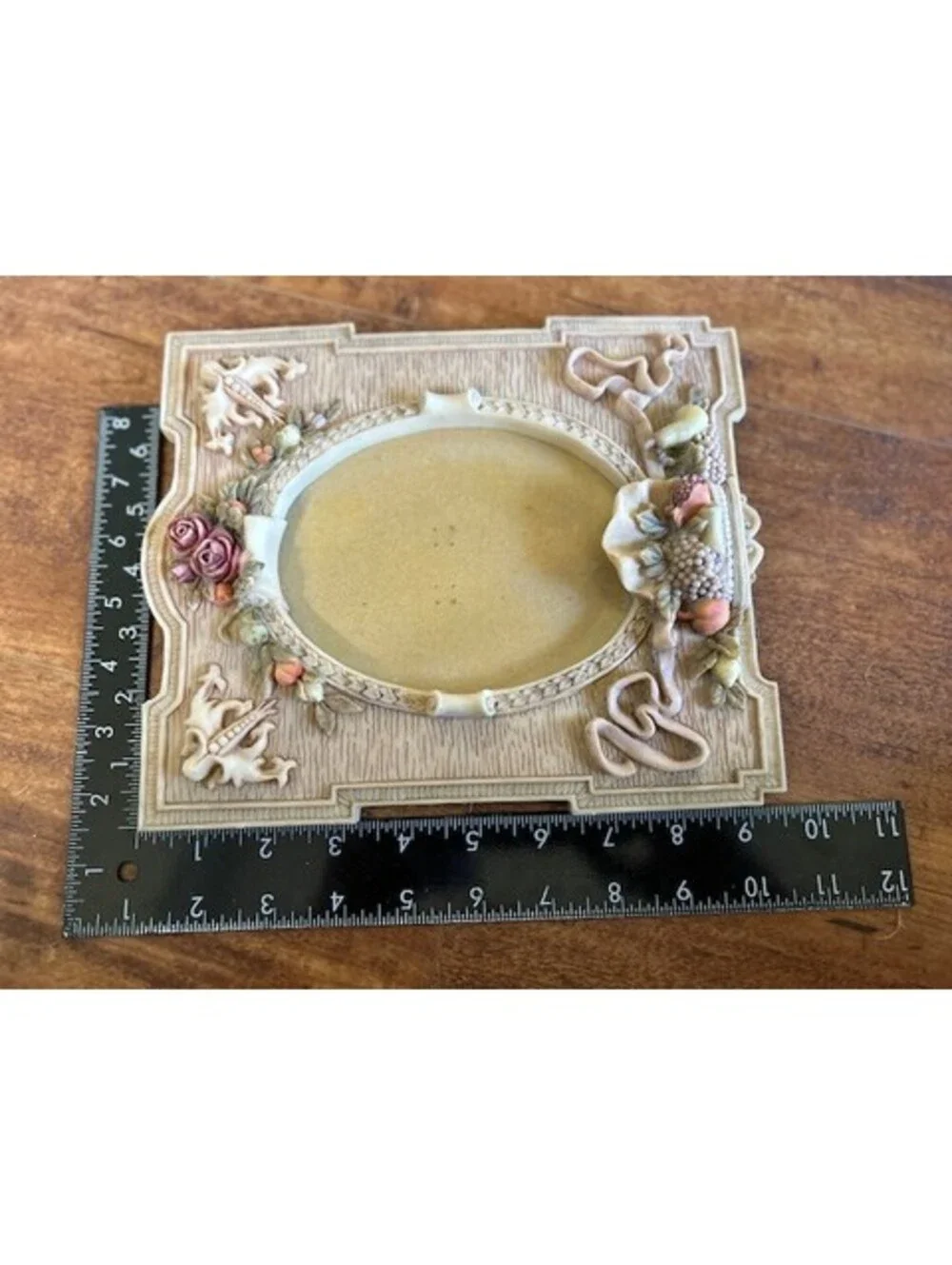 Vintage Decorative Floral Resin Photo Frame with Oval Opening